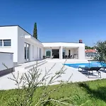 Vila Aura *