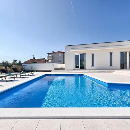 Villa Aura